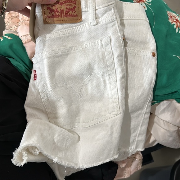 NWT Levi’s white high rise slim through hip shorts - Picture 16 of 16